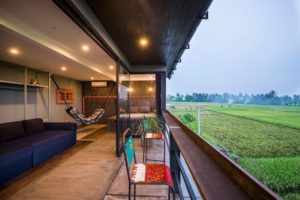 rockyourbnb Designer Urban Villa airbnb Bali Masterbedroom Reisfeld und Meerblick