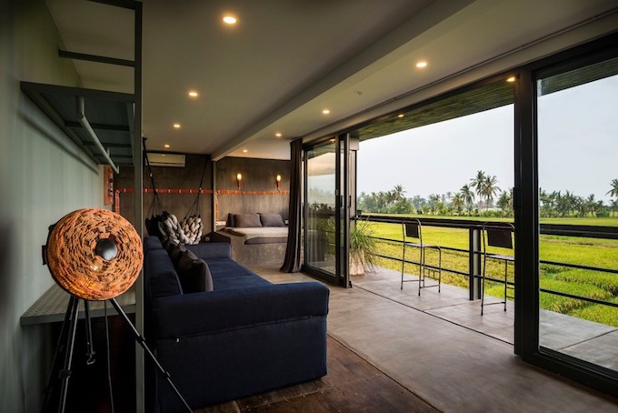 rockyourbnb Designer Urban Villa airbnb Bali Masterbedroom Reisfeld und Meerblick