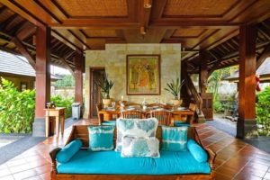 rockyourbnb Villa Hasara airbnb Bali offener Wohnbereich