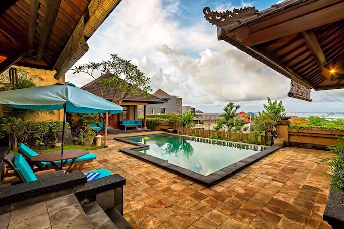 rockyourbnb Villa Hasara airbnb Bali Masterbedroom Chalets und Pool